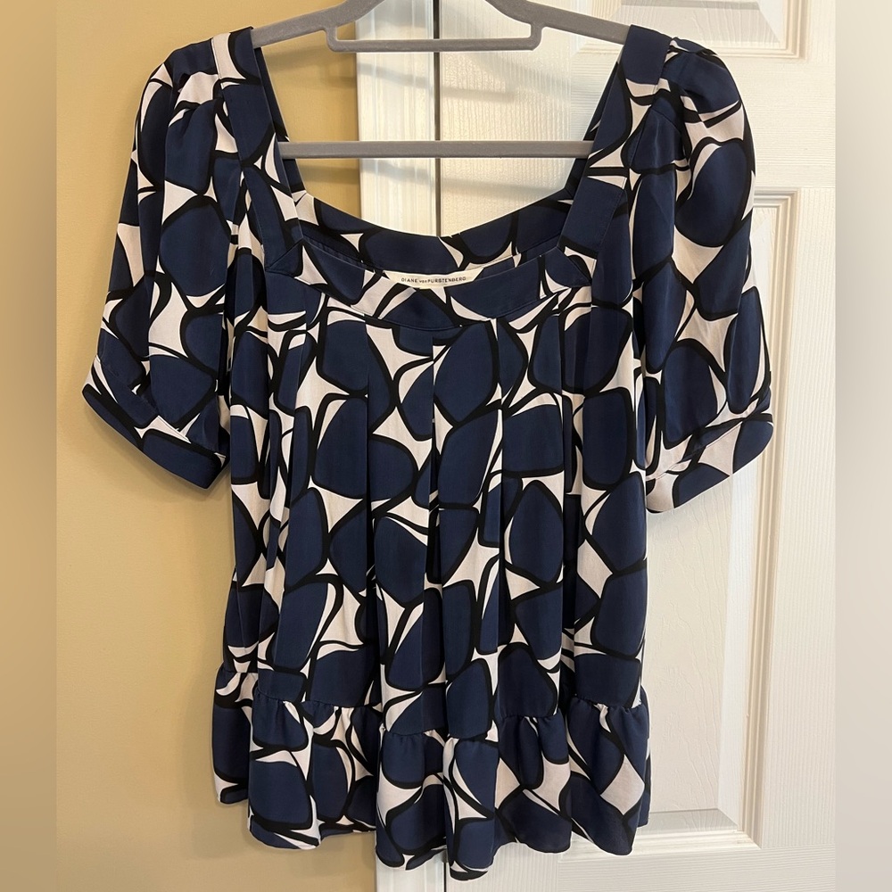 Diane Von Furstenberg Blue and White, Silk Puff Sleeve Flowy Blouse Size 8, EUC.